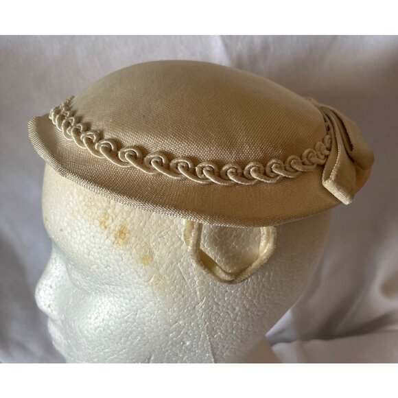 Vintage 1950s Beige Womens Pillbox Hat With Bow & Trimmed Edge Detail - Picture 1 of 12